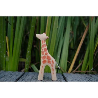 Holzige Spielzeuggiraffe mit orangefarbenen Flecken für das Produkt Giraffe klein