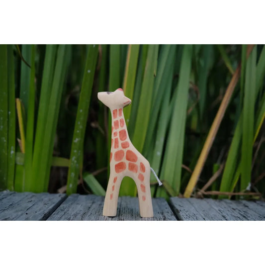Holzige Spielzeuggiraffe mit orangefarbenen Flecken für das Produkt Giraffe klein