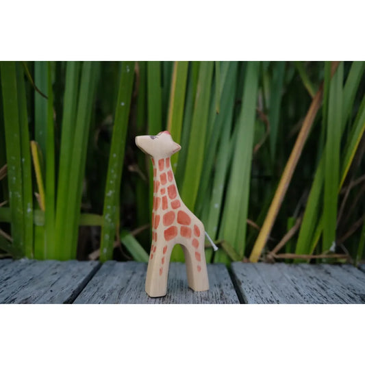 Holz Giraffe Spielzeug mit orangefarbenen Flecken für das Produkt Giraffe klein