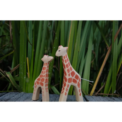 Zwei kleine Holz-Giraffen mit orange und weißen Mustern, Produkt Giraffe klein