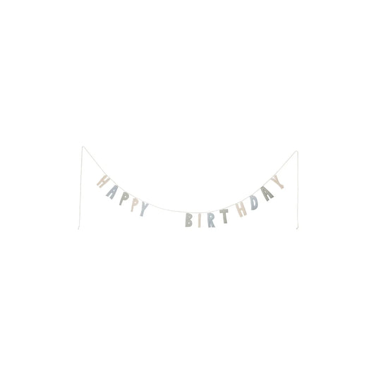 Delicate girlande happy birthday mit silbernen und beigen buchstaben auf weißem kordelband für ökologische baby- & kinderprodukte