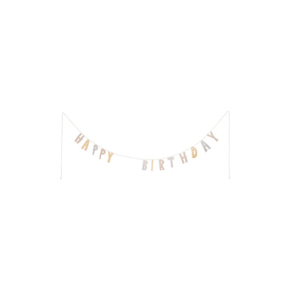 Delikate girlande happy birthday mit abwechselnden gold- und silbermetallbuchstaben, ideal für ökologische baby- & kinderprodukte feiern