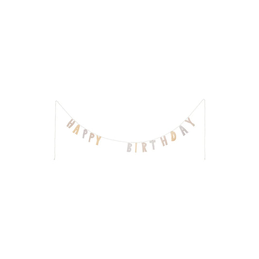 Delikate girlande happy birthday mit abwechselnden gold- und silbermetallbuchstaben, ideal für ökologische baby- & kinderprodukte feiern