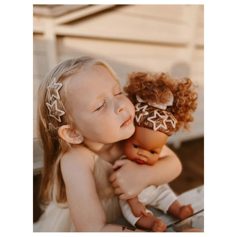 Braune Puppe mit Lockenhaar und Stern-Stirnband in weißem Outfit, Glitter Starlight Hair Clips