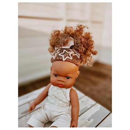 Miniland Puppe mit lockigem braunem Haar in weißem Outfit und Sternen-Headband für Glitter Starlight Hair Clips