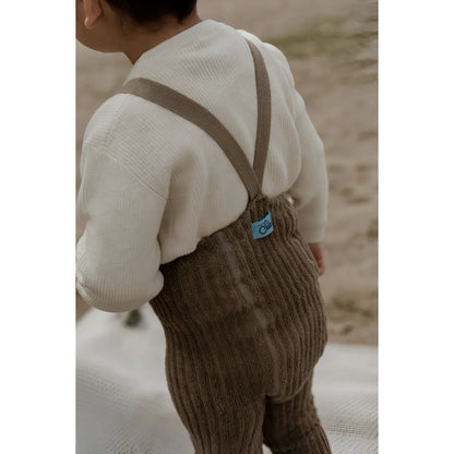 Braune Strampler mit Trägern über einem weißen Pullover in Oyster Grey
