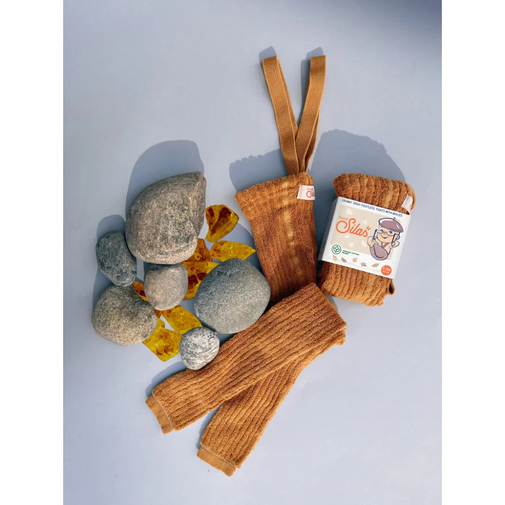 Orangene Strumpfware mit passendem Garn und glatten Steinen für Granny Teddy