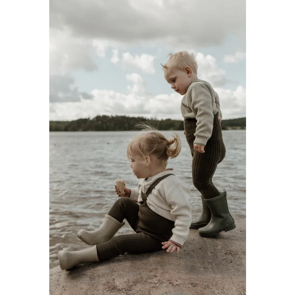 Zwei junge Kinder am Ufer eines Sees in Granny Teddy Strumpfhosen, Seaweed Brown