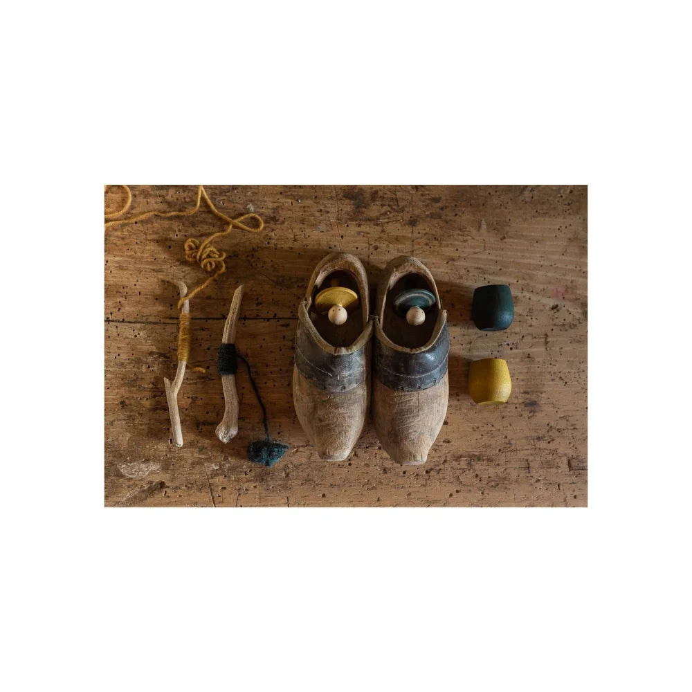 Grüne Lederclogs mit Holzsohle und Dekostichung von Green Little Things