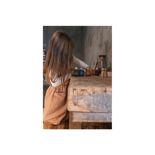 Braunes Leinenkleid mit weißer Bluse im Pinafore-Design von Green Little Things