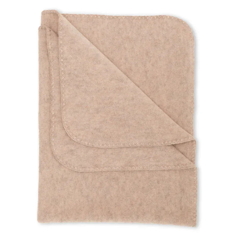 Beige Fleece-Decke mit umgeklapptem Eck in sand melange für gemütliche Abende