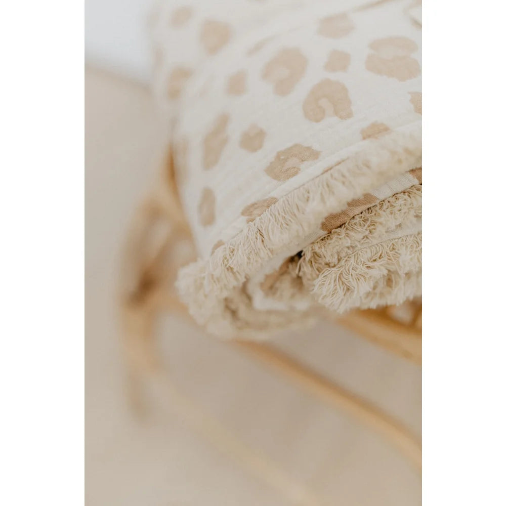 Weiche, fransige Decke mit Leopardenmuster in Cappuccino für vielseitiges Wohndesign