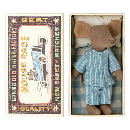 Ein plüschmaus in blau-weiß gestreifter schlafanzug verpackt in einem streichholzschachtel spielzeug geschenk für neugeborene