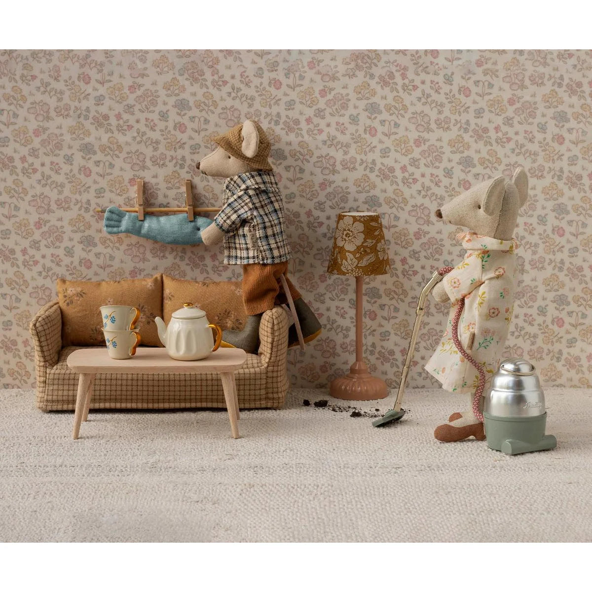 Charmantes Mini-Sofa Grossvater Maus mit Karomuster in weichem Beige