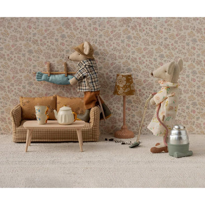 Charmantes Mini-Sofa Grossvater Maus mit Karomuster in weichem Beige