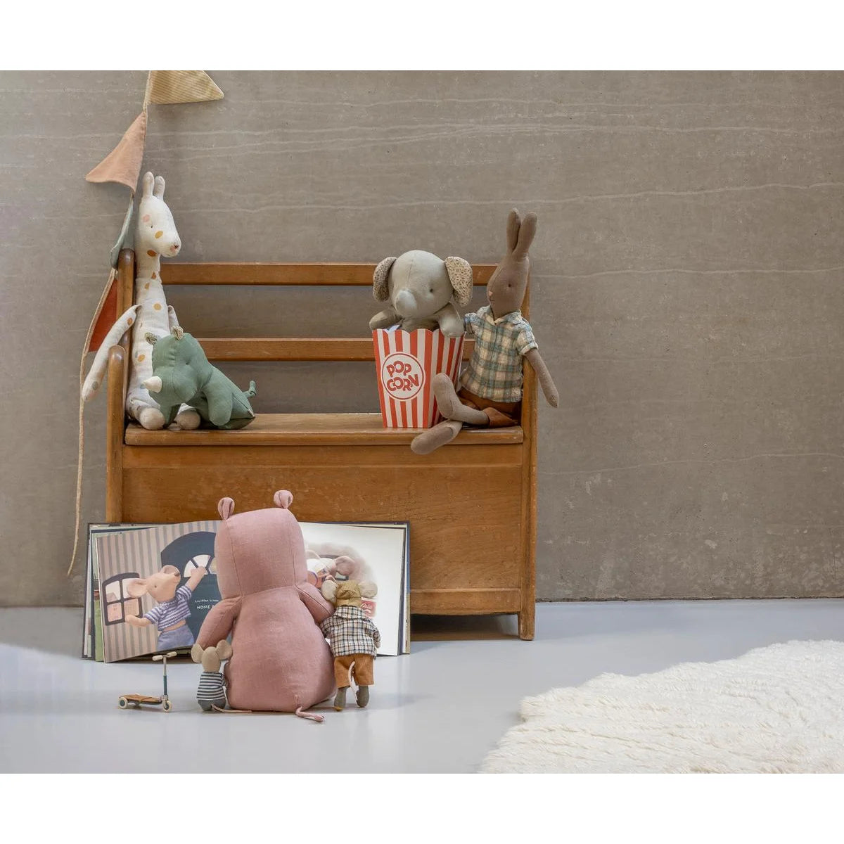 Holzbank Grossvater Maus mit Plüschtiere und Popcorn