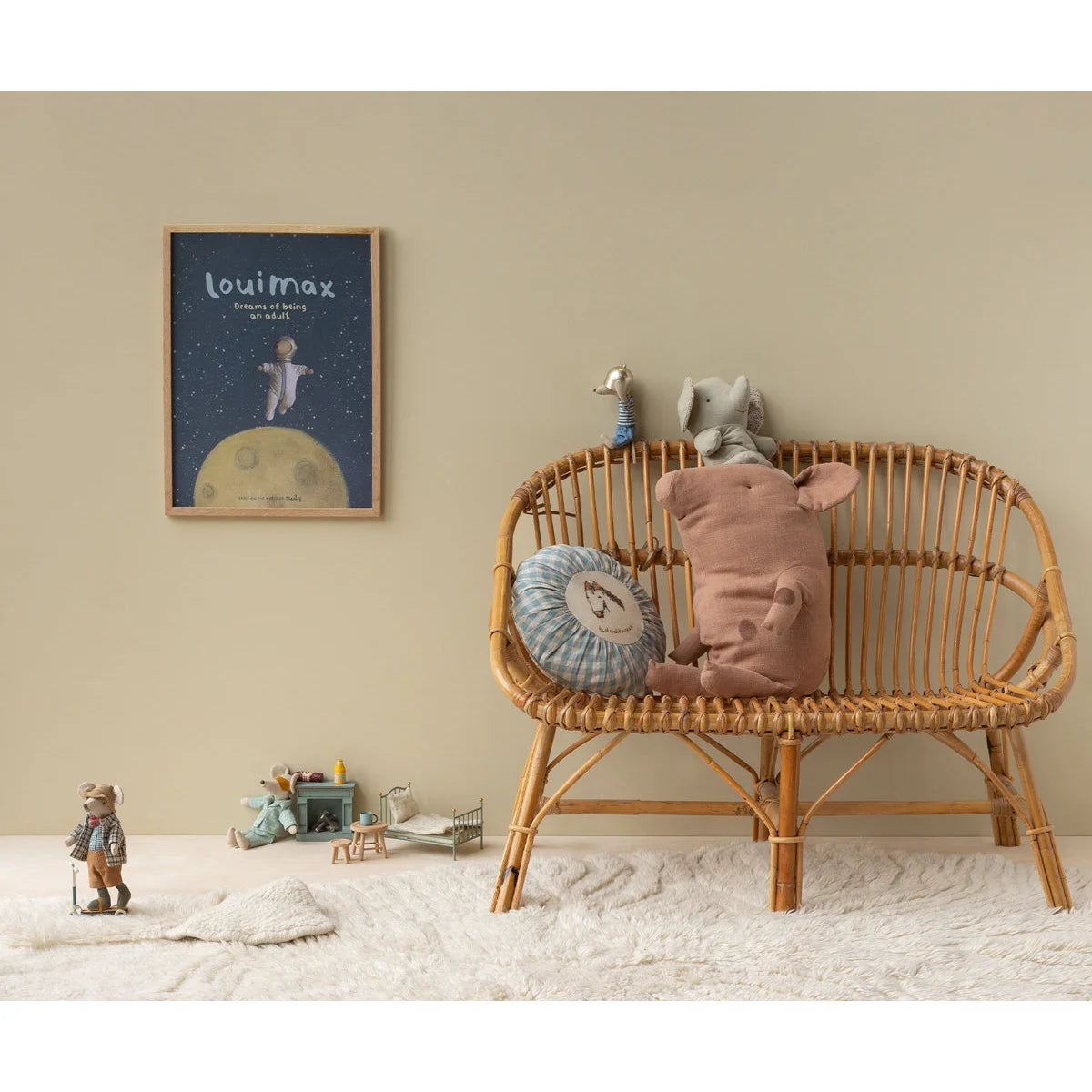 Weiches rosa Plüschschwein Grossvater Maus auf Rattanbank