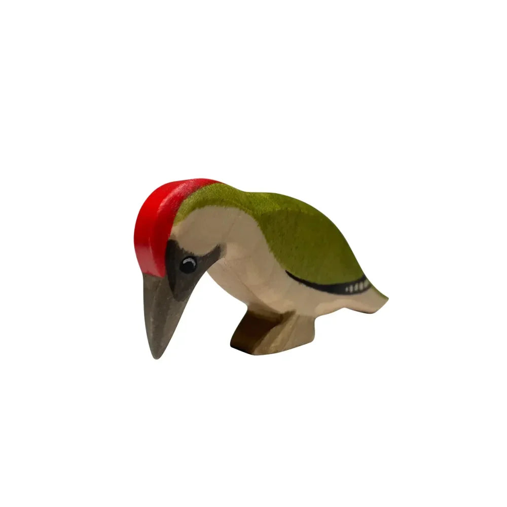 Holzspielzeug Grünspecht mit rotem Kopf und grünem Körper als Holzvogel