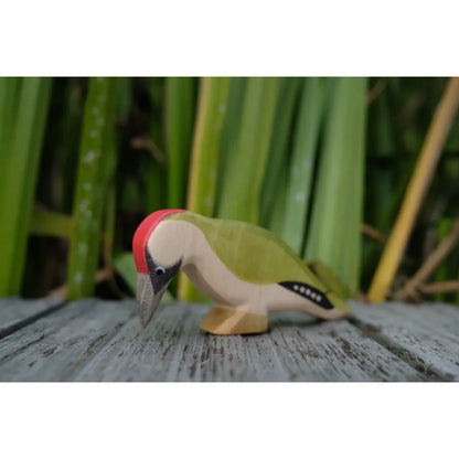 Holzspielzeugvogel Grünspecht mit grüner Färbung, rotem Kopf und schwarzen weißen Flügelmarkierungen