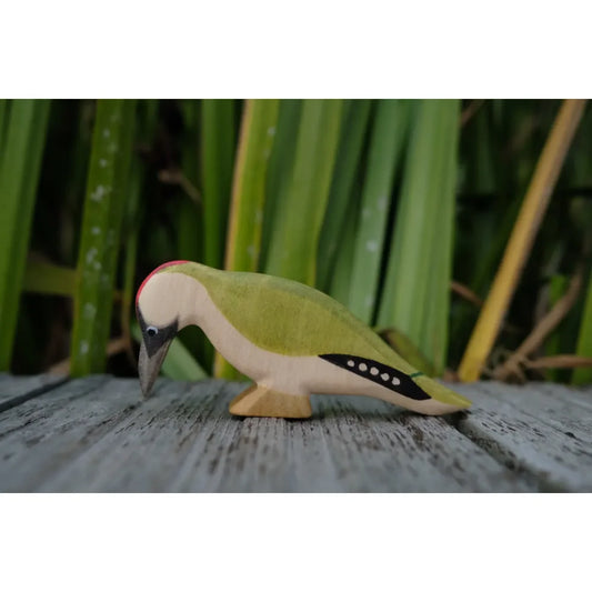 Handgeschnitzte grüne Grünspecht Holzfigur mit rotem Kopp und schwarzem Augendetail