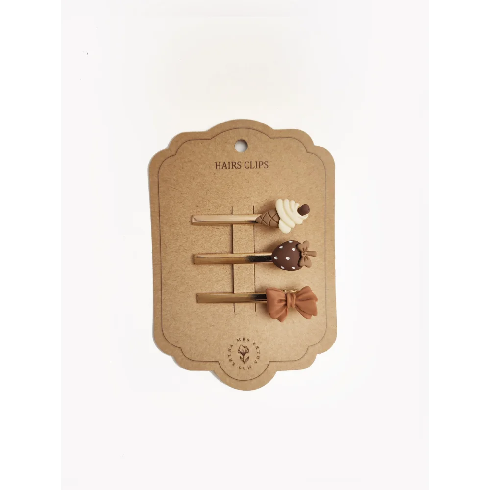 Set von drei dekorativen Haarklammern auf einer Pappanzeige für Haarclips 3 Pack