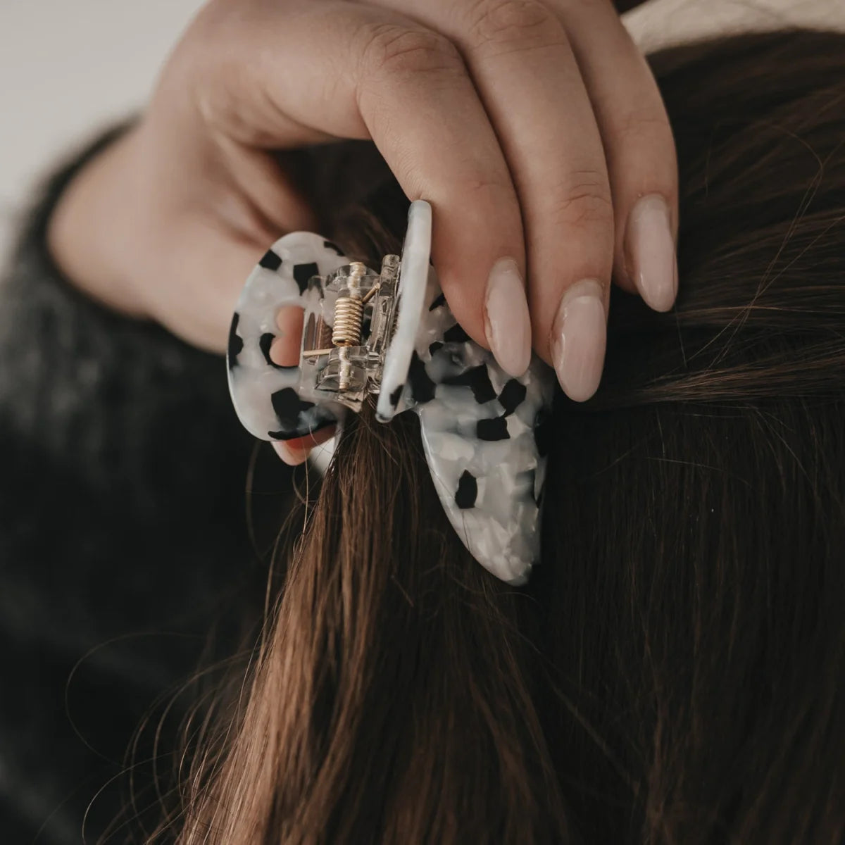 Stylische Haarspange gross Herz Panda in Schwarz-Weiss-Panaschage mit klarer Optik