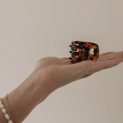 Kleine Haarspange Herz Amber in Tortoise-Shell-Muster mit Herz-Ausschnitt