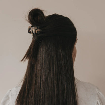 Herz Leo Haarspange mit Leopard-Print in dunklem Haar