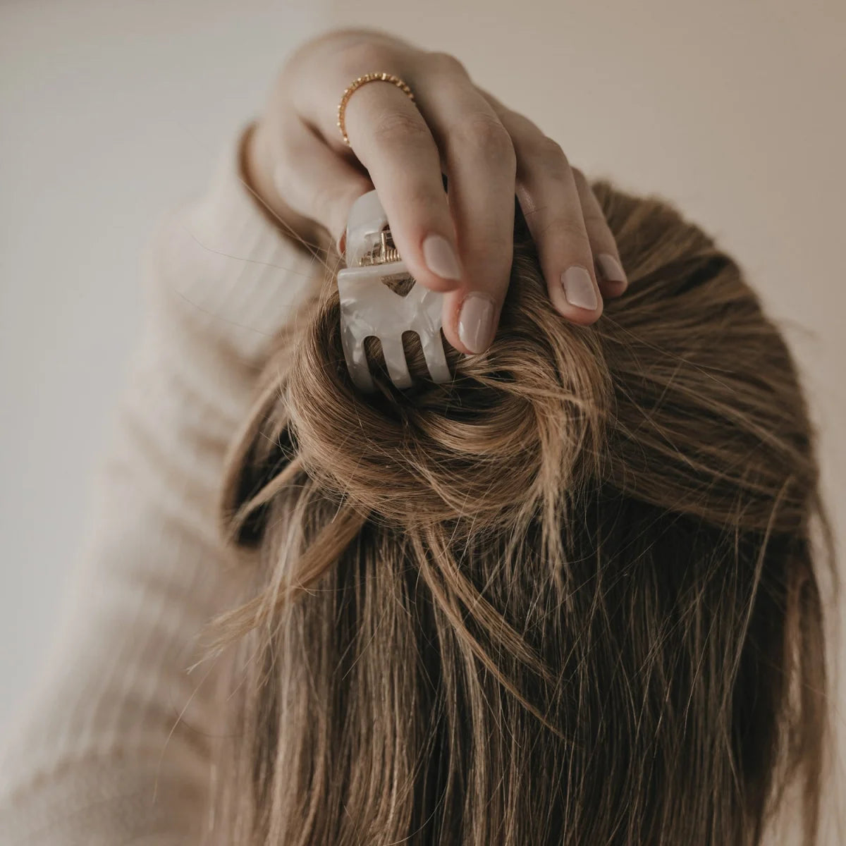 Haarspange klein Herz Pearl: transluzenter weißer Clip mit Goldverschluss