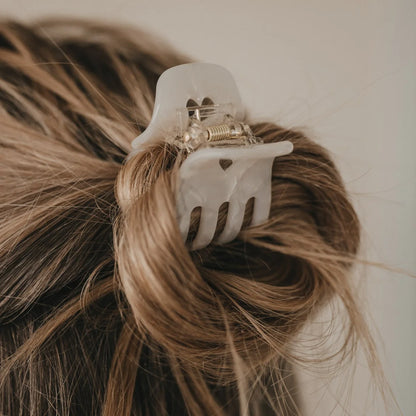 Haarspange klein Herz Pearl: transluzenter weißer Herzclip mit Goldverschluss