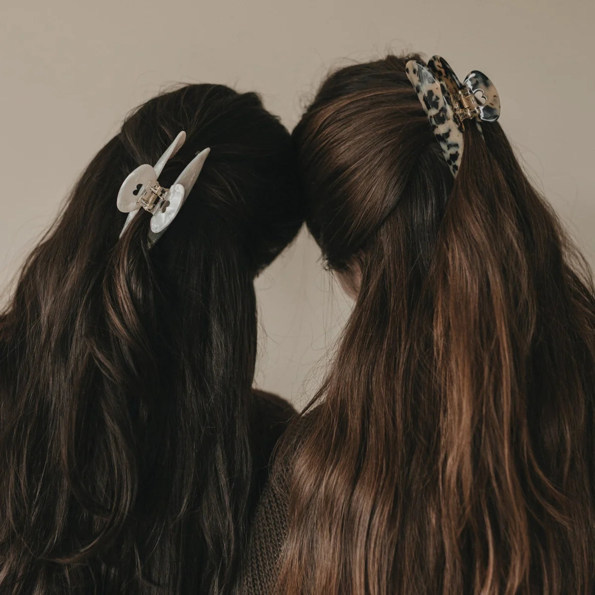 Zwei Haarspangen Maxi Herz: weiße Muschel mit Gold und Leo-Muster