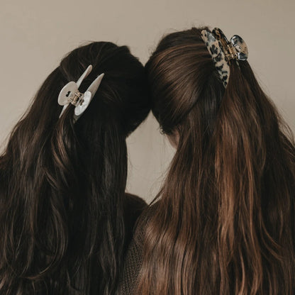 Zwei Haarspangen Maxi Herz: weiße Muschel mit Gold und Leo-Muster