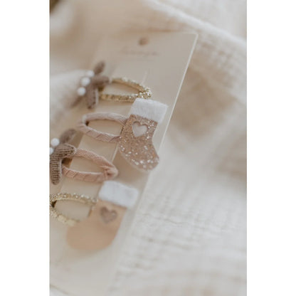 Weihnachtliche Haarspangen mit Rehen und Glitzer-Strumpf auf weißem Displaycard