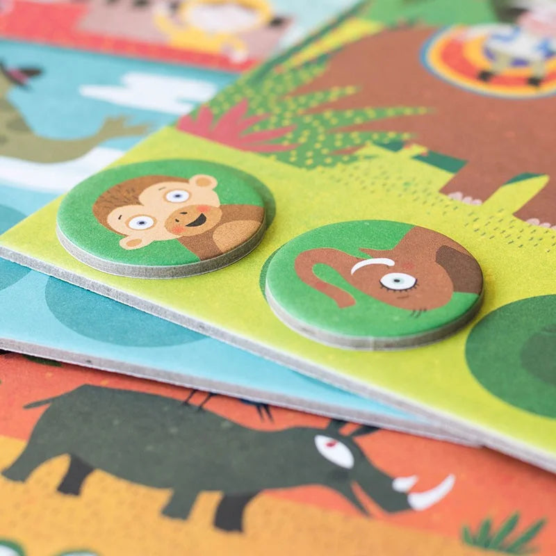 Runde, illustrierte Tiersticker mit lachendem Affen und Elefant auf grünem Hintergrund aus Habitats Lotto