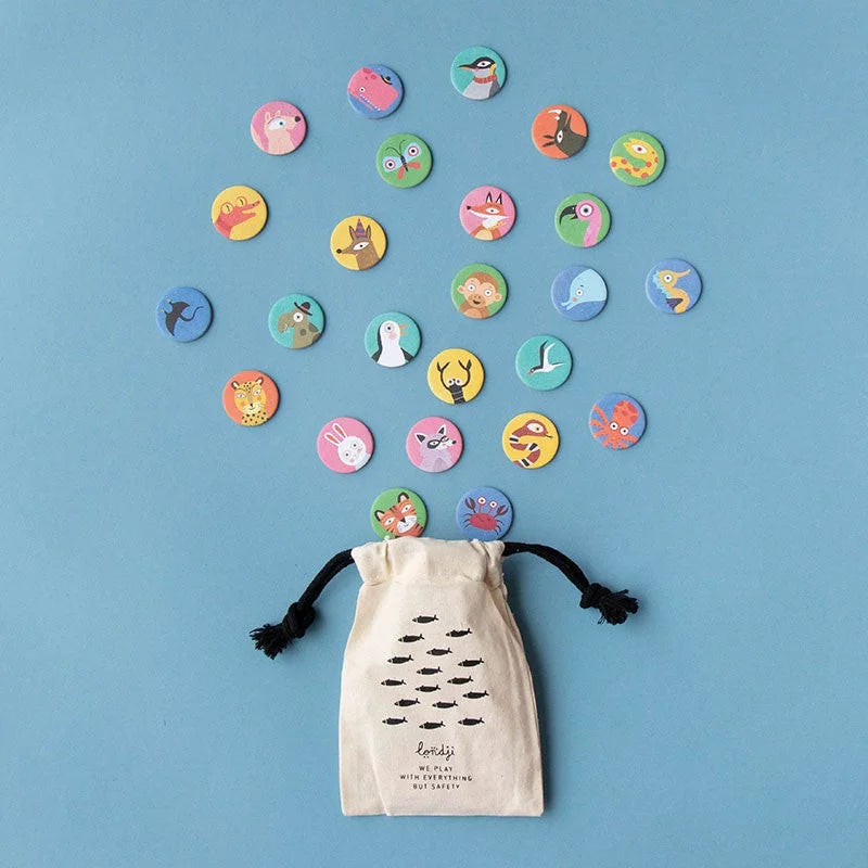 Cremeweißer Canvas-Beutel mit Fisch-Prints und Lordsji-Marke, gefüllt mit bunten Tier-Token für Habitats Lotto