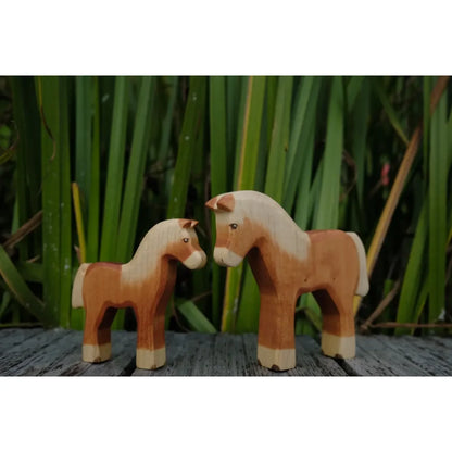 Zwei Holzspielzeugpferde mit hellen Mähnen und Schweifen für Haflinger Produkt