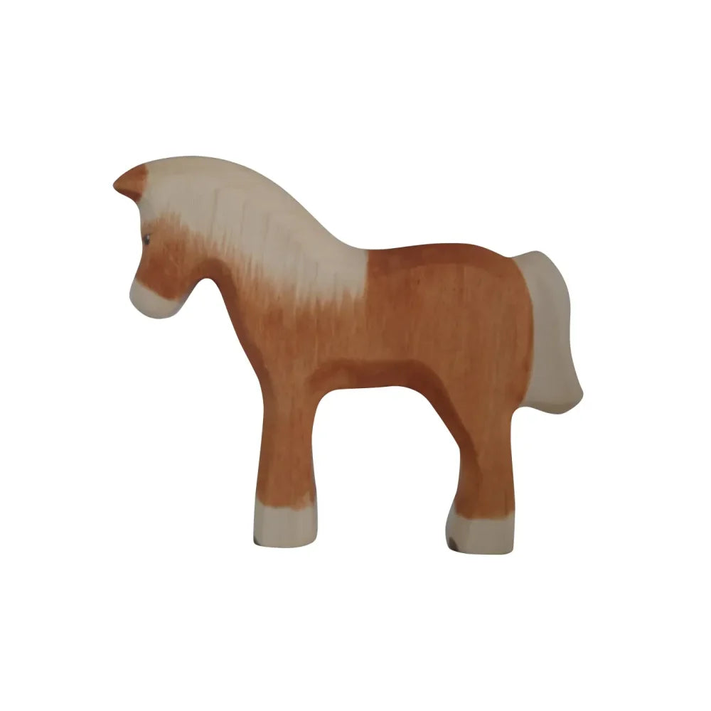 Holzspielzeugpferd Haflinger mit braunem Körper und weißem Mähne, Schweif und Hufen