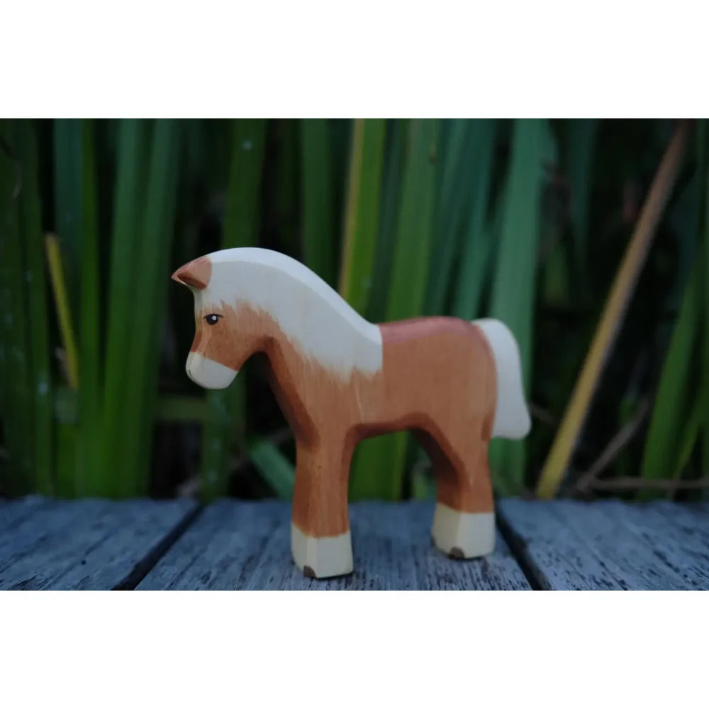 Haflinger Holzspielzeugpferd in hellbraun mit weißem Mähne und Schweif