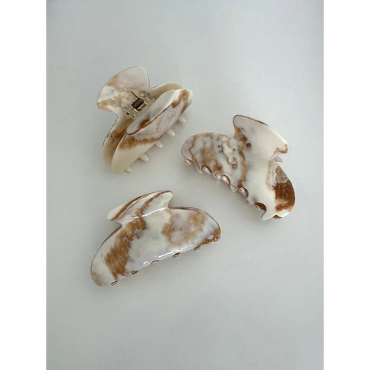 Drei Haarspangen Marble in Creme-Braun-Marmor, elegant mit Steintextur