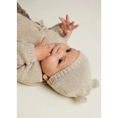 Weiches beige gestricktes Baby-Mützchen mit Bommeln aus dem Hampton Wrap Cardigan Set in Haferfarbe