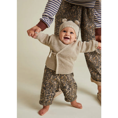 Weiches beige gestricktes Baby-Mützchen mit zwei flauschigen Pompons, Hampton Wrap Cardigan Set in Hafer