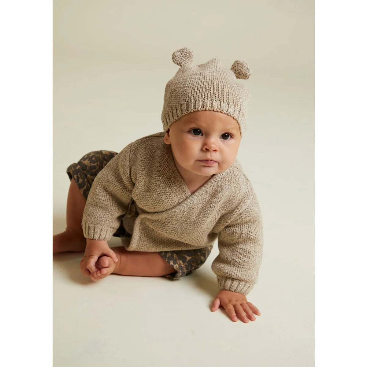 Beige gestrickte Baby-Mütze mit flauschigen Pompons aus Hampton Wrap Cardigan Set Oat