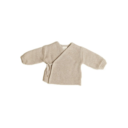 Beige gestrickter Wickel-Babypullover mit Rippbündchen und passendem Gürtel aus Hampton Set in Haferfarbe