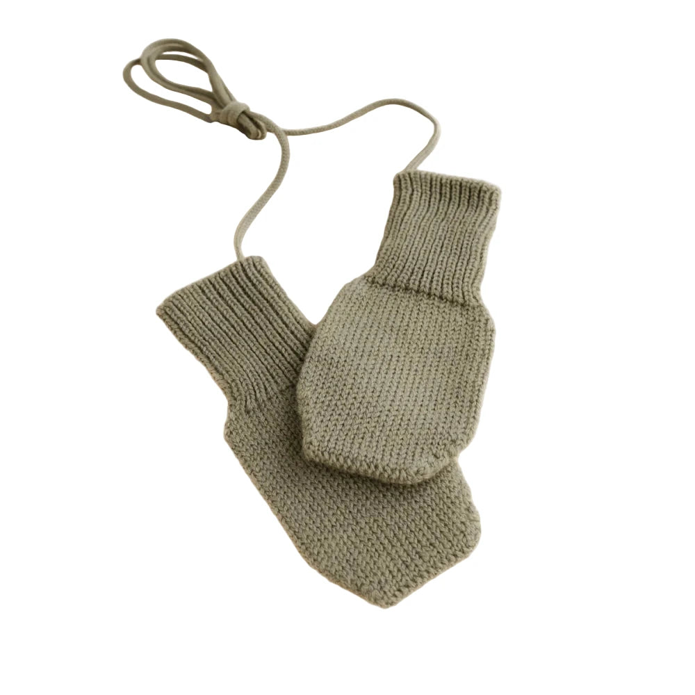 Pair of handgestrickte Baby-Mitten mit Verbindungsschnur von Handschuhe Artichoke