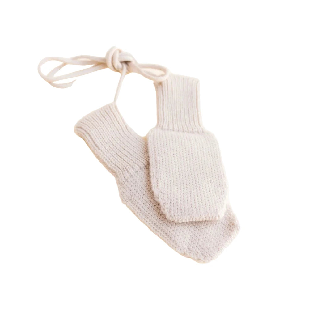 Hellgraue gestrickte Baby-Mitten mit Schnur, stylish und praktisch für Babyschuhe