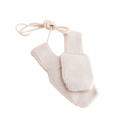 Hellgraue gestrickte Baby-Mitten mit Schnur, stylish und praktisch für Babyschuhe