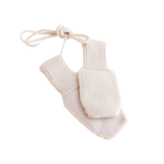 Hellgraue gestrickte Baby-Mitten mit Schnur, stylish und praktisch für Babyschuhe