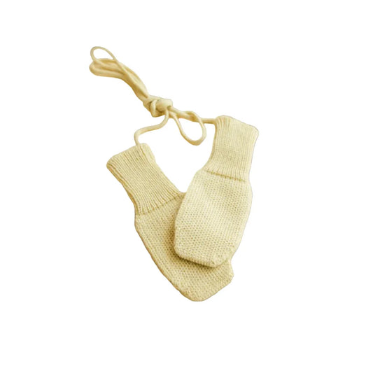 Cremeweiße gestrickte Babyhandschuhe mit Bändchen am Handgelenk