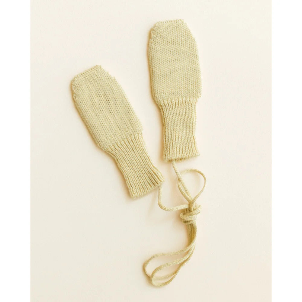 Cremeweiße Strickhandschuhe mit Bündchen und passender Kordel