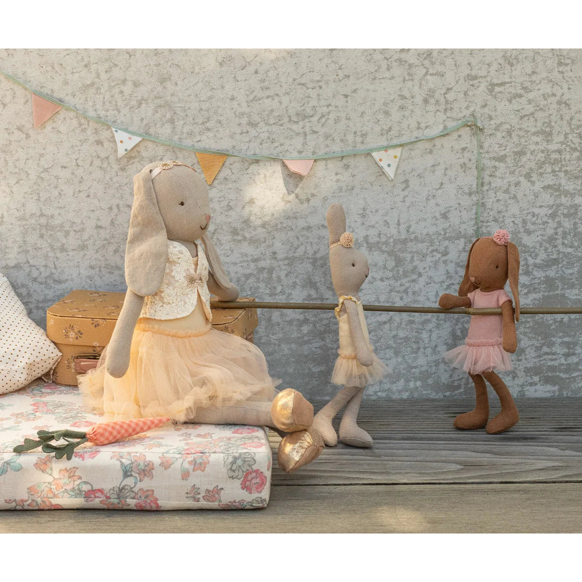 Weiches Schokobraun-Plüschhase Hase Größe 1 in rosa Ballettanzug und Rock